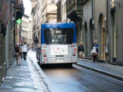 Ônibus percorrendo Florença