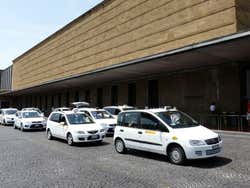 Taxis na estacao de trem
